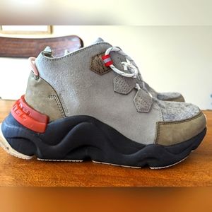 Sorel boots, like new!